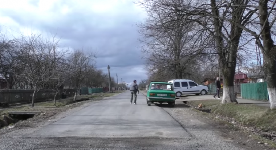 У селах Верхнянської ОТГ ремонтують невеличкі дороги, тоді як центральні автошляхи ще в очікуванні | Фото: Тетяна Кіндюх