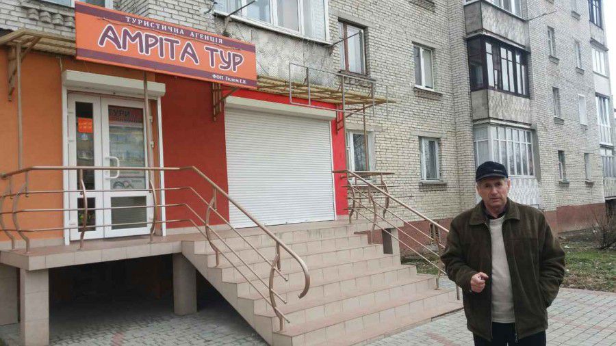 Мешканці будинку говорять, що досі тут змінилося кілька орендарів. З останніх, які наробили серед людей переполоху, &mda