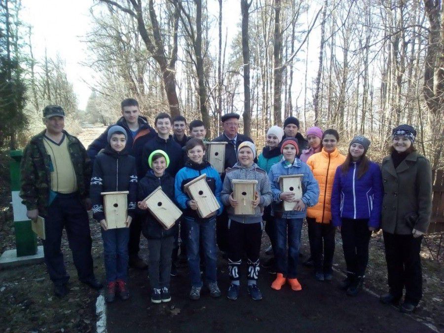 Учні спільно з працівниками державної лісової охорони розвішували &laquo;пташині будиночки&raquo; на деревах в урочищі &