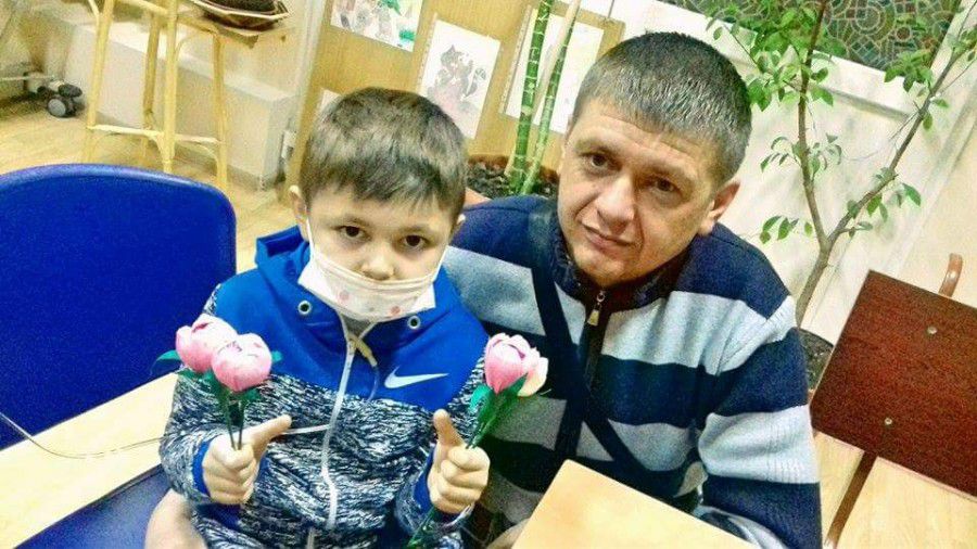 Якщо вдасться зібрати необхідну суму коштів, то донором зможе стати братик Сашка