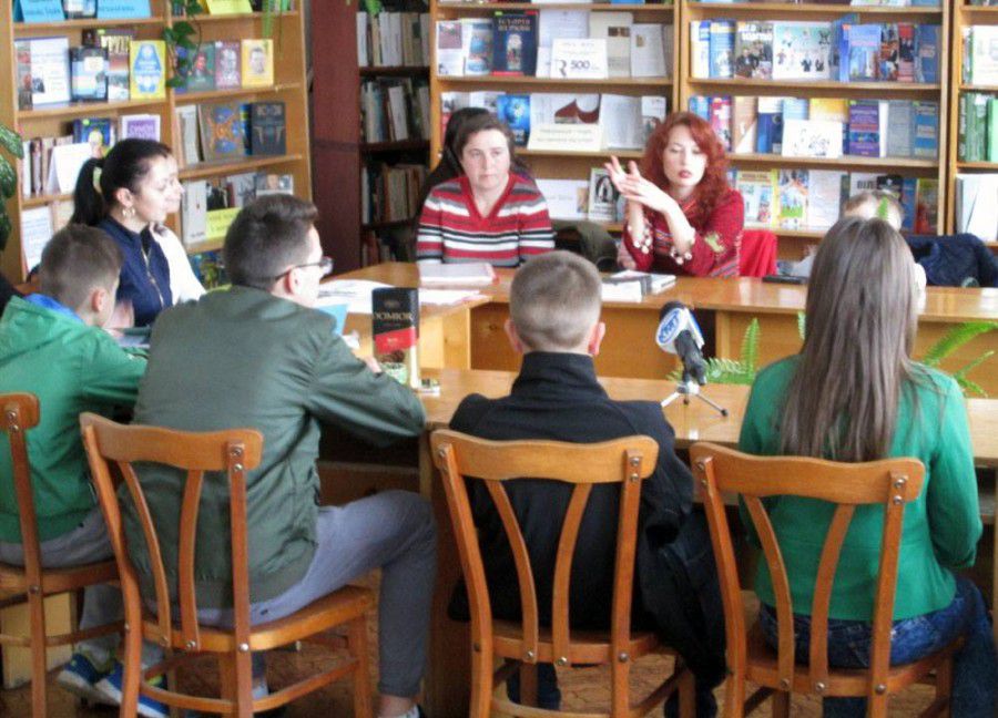 Ірина Червінська поділилася спогадами про перші кроки на поетичній ниві, пояснила труднощі написання поезії верлібром