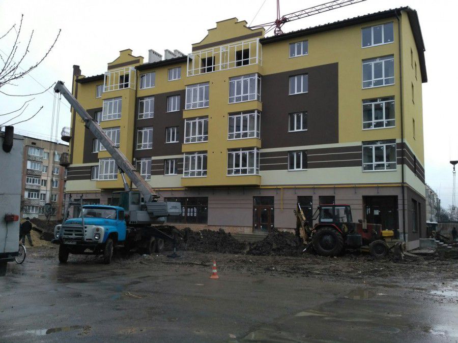 На вулиці Каракая триває будівництво