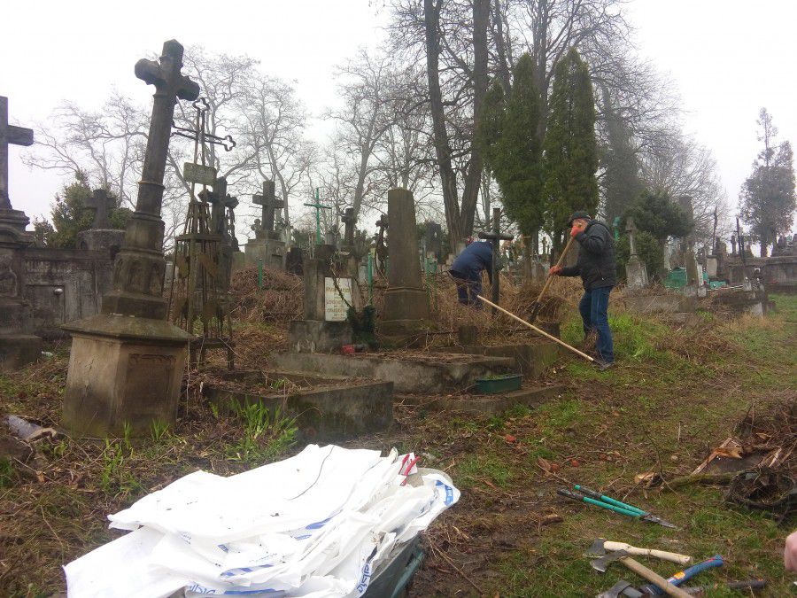 Чимало могил на кладовищі заросли чагарникамми. Їх розчистять і відновлять  | Фото: Тетяна Кіндюх