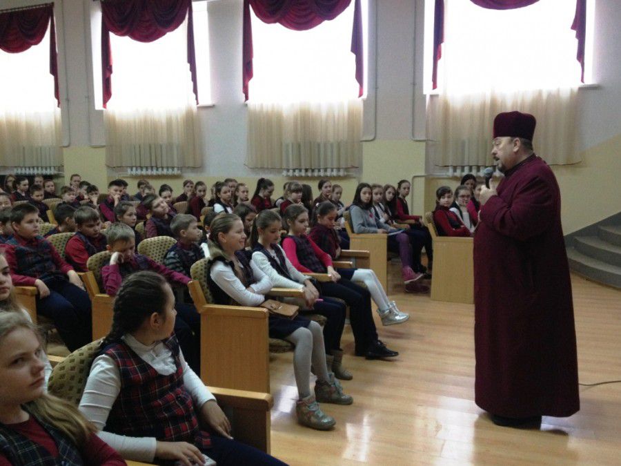 Декан о. Михаїл Бігун особисто завітав до Калуської гімназії