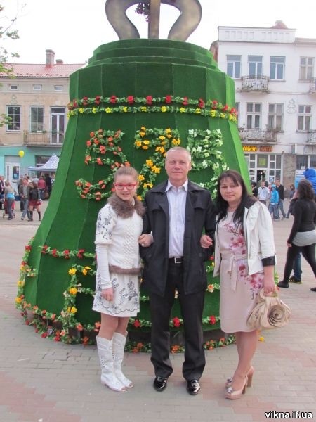 У авторів дзвону була ідея, щоб до нього приходили і загадували бажання молодята міста | Фото: Архів "Вікон"