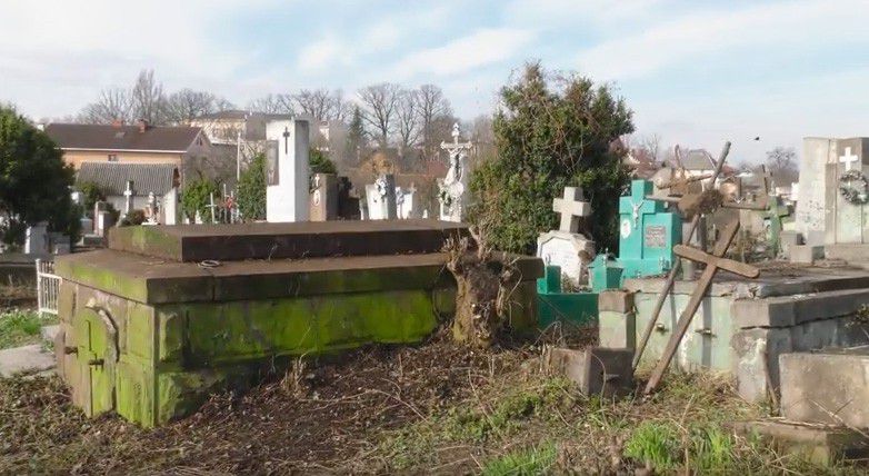 Облаштовувати кладовище активісти розпочали ще восени минулого року, випадково натрапивши на поховання молодої дівчини