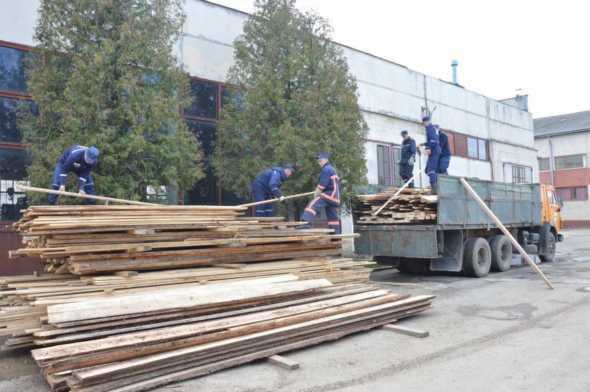 На Схід за дорученням керівництва облдержадміністрації відправили пиломатеріали (дошки та брус) для відновлення житловог