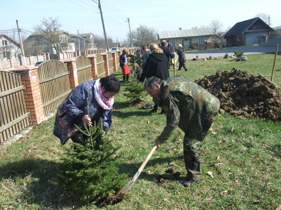 Акція покликана не лише озеленити в різних куточках нашу країну,  й крок за кроком долучати кожного українця до порятунк
