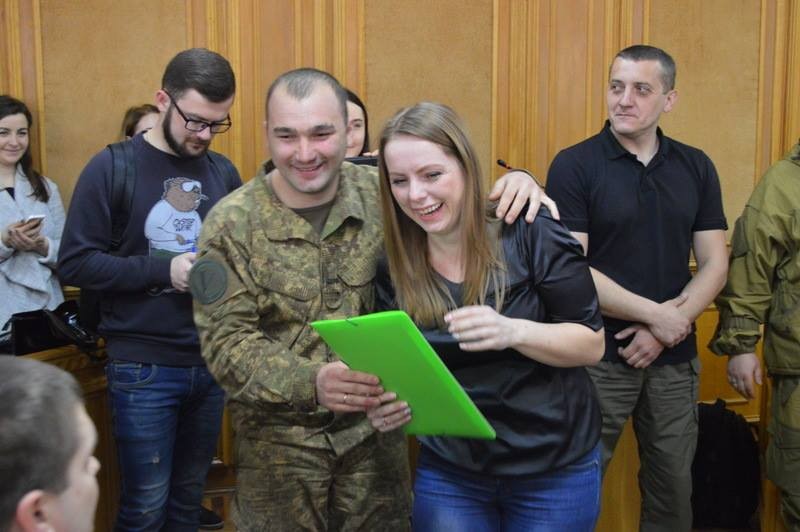 Сьогодні сім'ї чотирьох бійців з Івано-Франківська отримали ключі від нових квартир | Фото: Vasul Andriyv