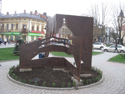 Комунальники відмили пам'ятник за три дні