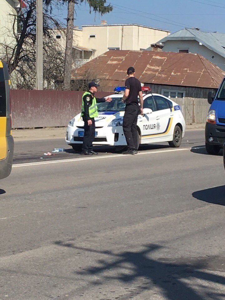 Потерпілі у ДТП працівник патрульної поліції та двоє цивільних з травмами госпіталізовані | Фото: kurs.if.ua