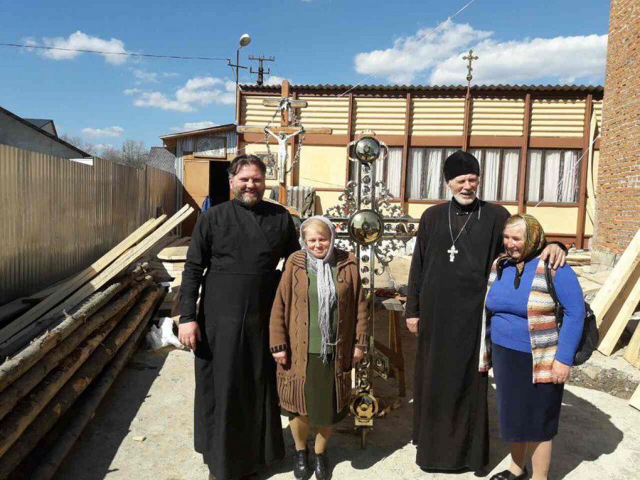 Отець Григорій приніс в офіру церкві святого Петра та Павла, яка будується, купольний хрест