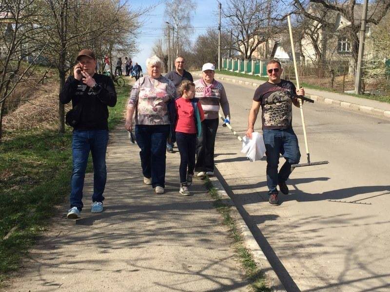 Озеро на вулиці Рубчак прибирали спільно влада і громада | Фото: Валентина Бідонько