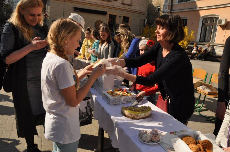 Колеги Оксани Кваснишин самі пекли солодощі і самі їх продавали | Фото: Михайло Мазур