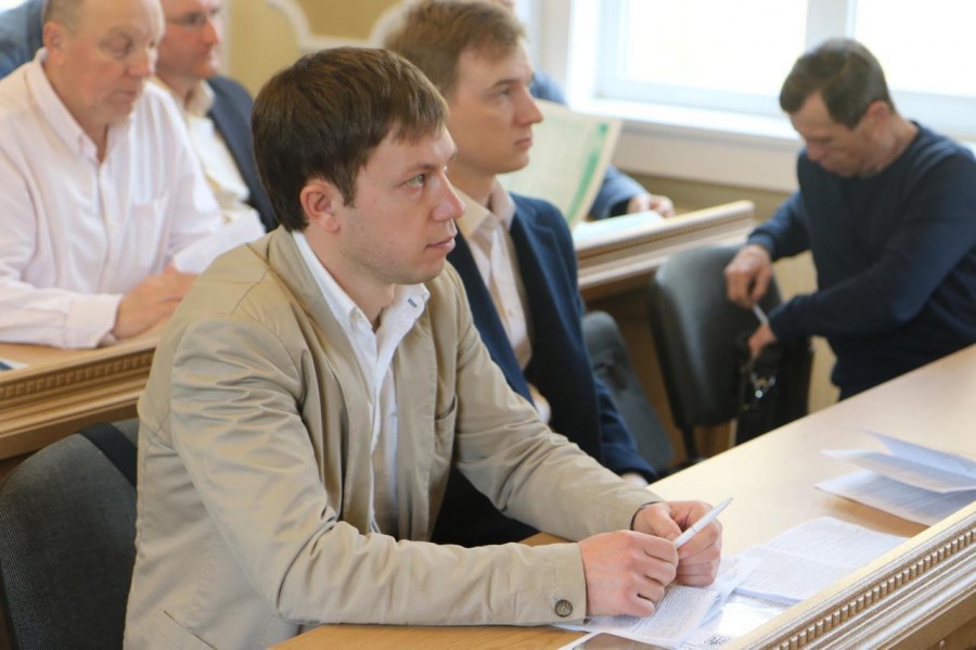 Замість того, щоб шукати вирішення цієї проблеми, держава фактично розпочала репресії відносно власників таких автомобіл