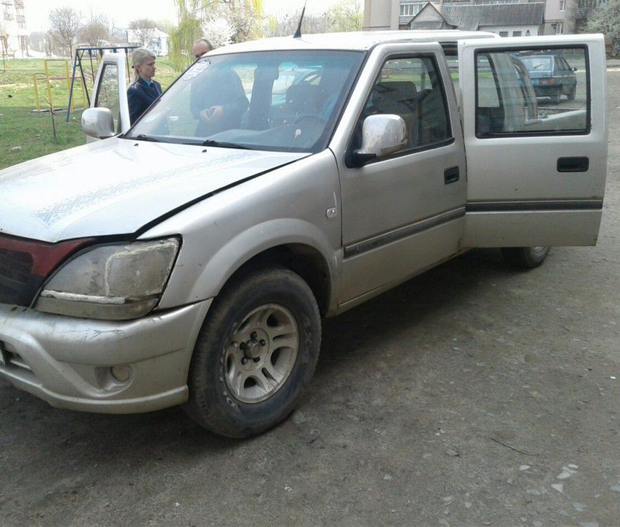 Злодій проник у салон автомобіля та викрав особисті речі Володимира Павліва. Автівка була припаркована біля будинку, де 