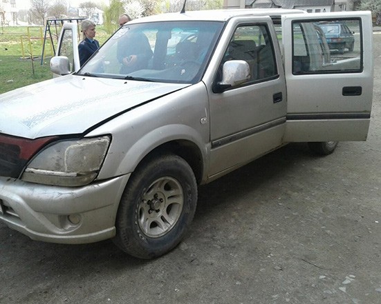 Злодій проник у салон автомобіля та викрав особисті речі Володимира Павліва. Автівка була припаркована біля будинку, де 