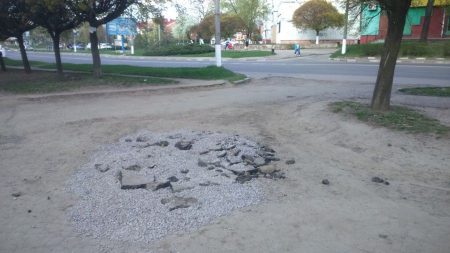 Замість ям на тротуарі з'явилися насипи | Фото: Калуш Урбаністичний