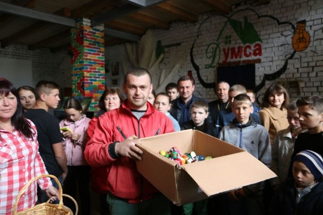 Розмальовані писанки освятив священик, їх передали Верховинській самообороні, яка разом з капличкою, продуктами харчуван