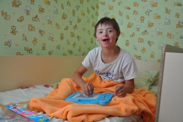 Іграшки, одяг та взуття у вихованців дитбудинку &mdash; тільки перед фотокамерою 