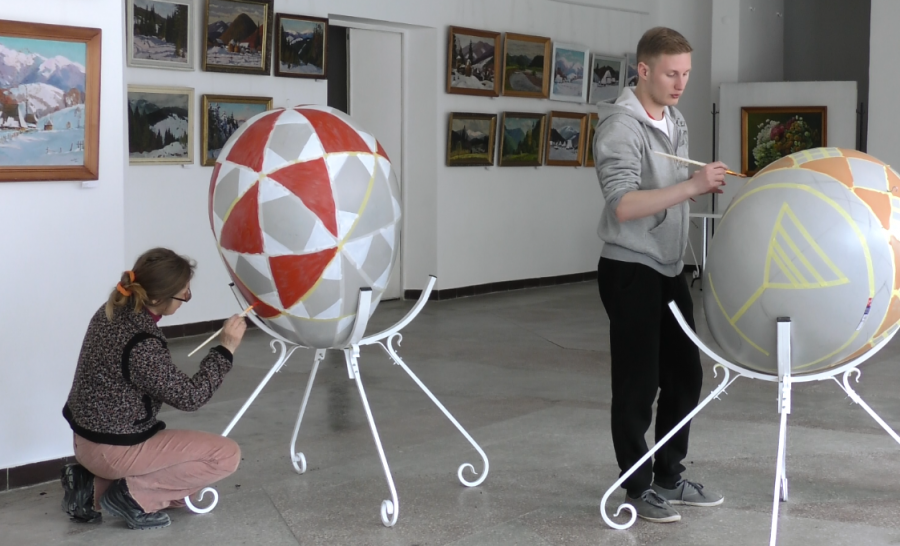 Наразі писанки розписують традиційними орнаментами