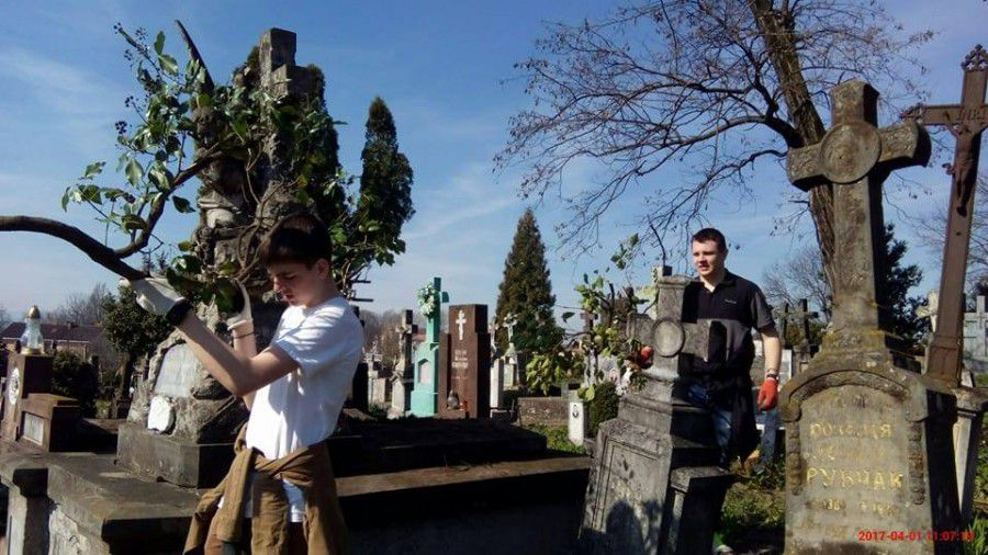Щороку перед Великоднем і Трійцею члени Спілки католицької молоді разом із побратимами з Молодого руху прибирають та дог