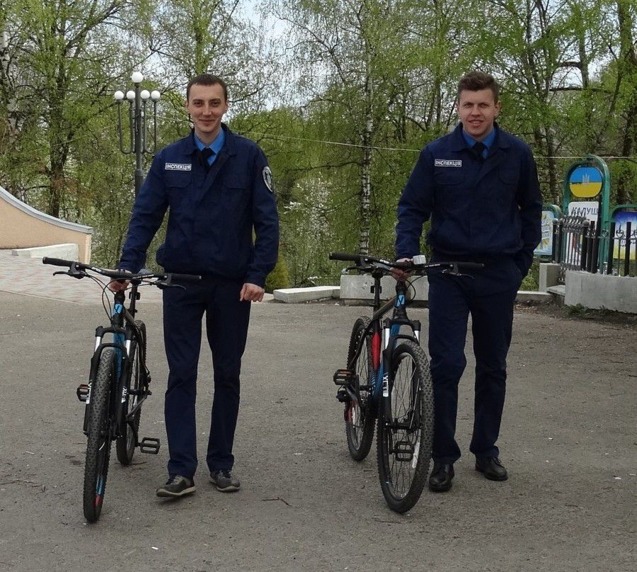 Інспектори з благоустрою прокатали велосипеди у міському парку