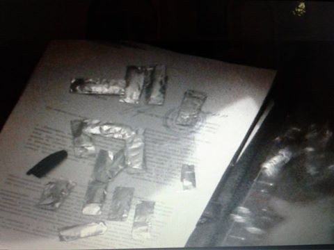 Під час обшуку житла затриманого було виявлено та вилучено 57 згортків з амфетаміном