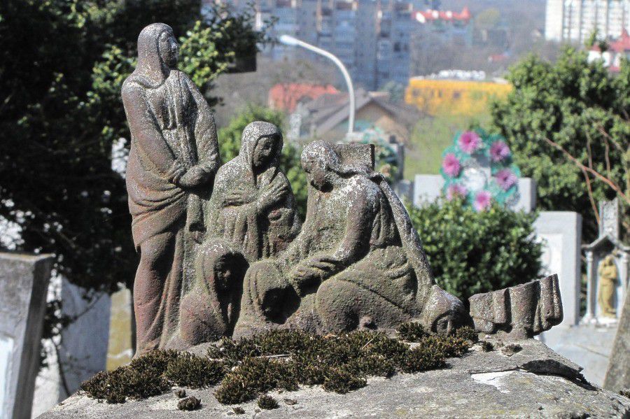 Щонайменше два десятка надгробків є авторськими роботами і представляють цінність як твори монументального мистецтва | Ф