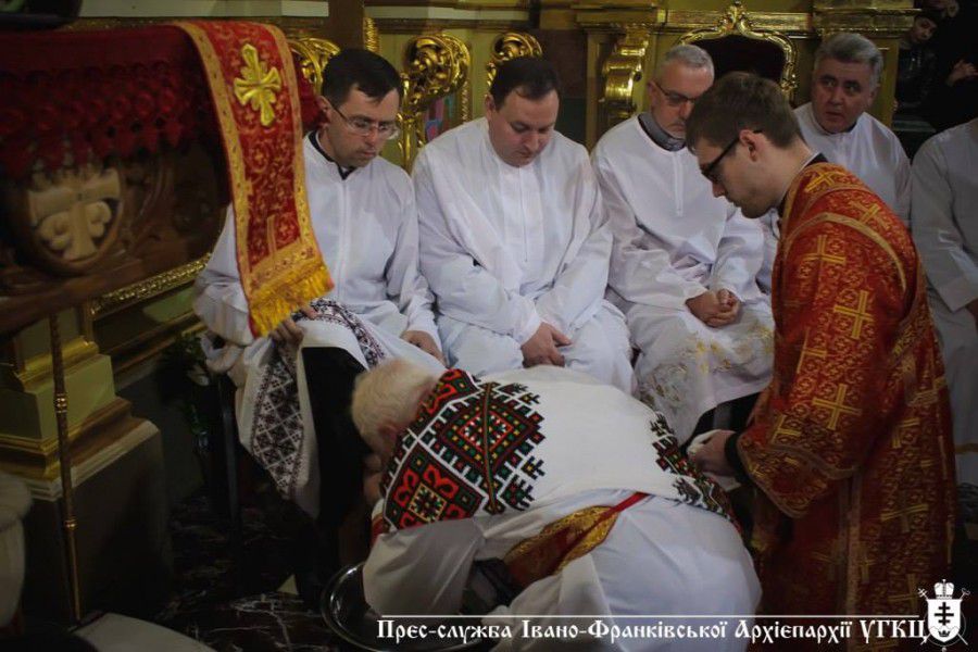 Предстоятель Івано-Франківської Архієпархії зняв ризи і, ставши на коліна, за прикладом Христа, став омивати ноги, витир