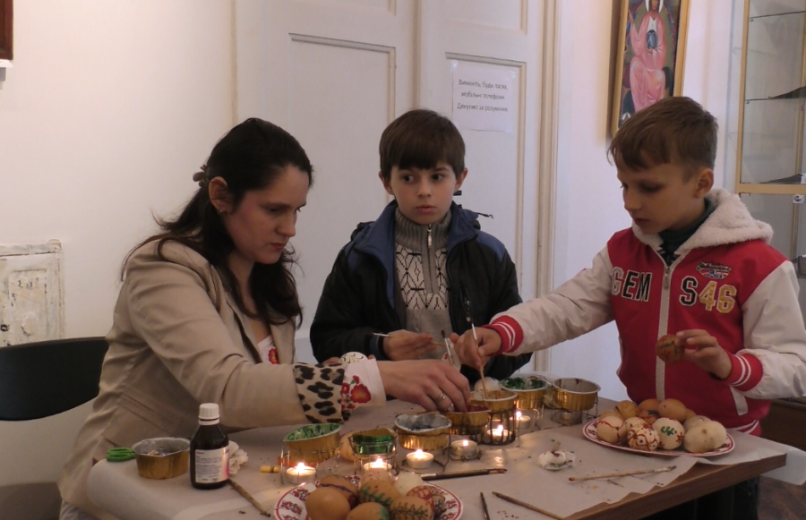 Завдяки майстриням центру науково-технічної творчості писанки вдалися в усіх