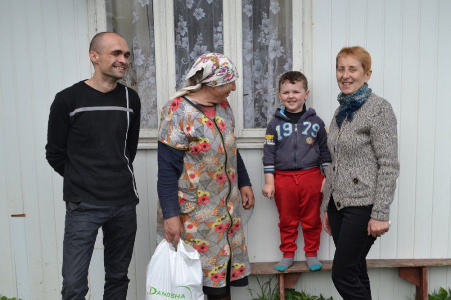 Представники агрокомпанії відвідали самотніх, літніх людей, позбавлених піклування та інвалідів, які проживають у селах 