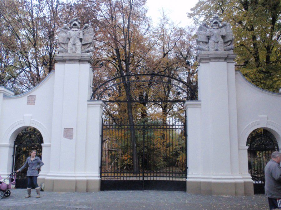 Поки тривають суперечки за право власності, палац Потоцьких в Івано-Франківську занепадає | Фото: zbruc.eu