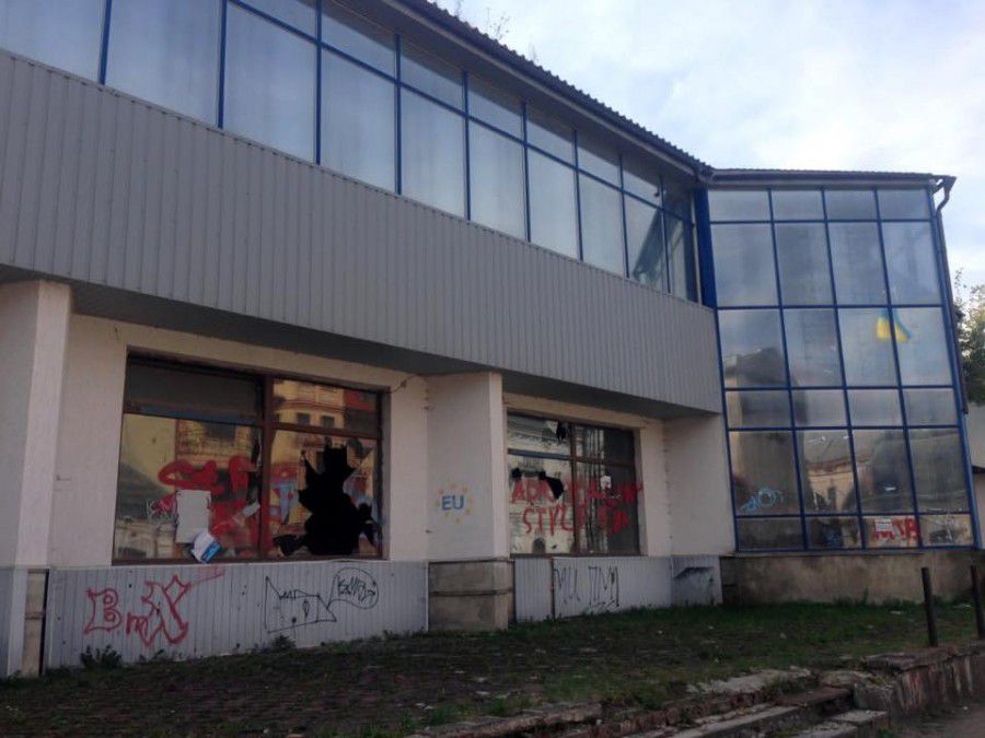 Кінотеатр добряче паскудить перше враження гостей про Коломию, адже всі туристичні автобуси зупиняють поряд з цією будів