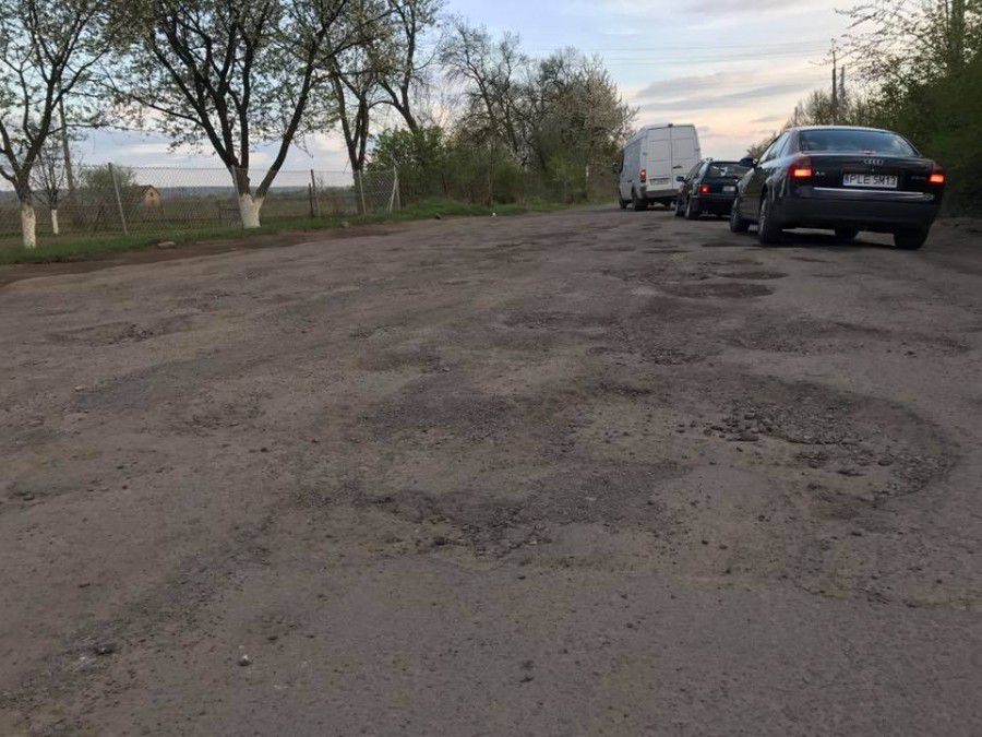 "Люди з усього світу їдуть, пробираючись через місячні кратери ... Пора місяцеходи запускати замість маршруток&quot