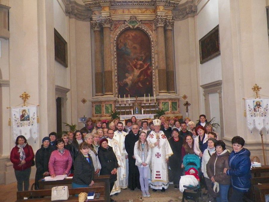 За традицією перед богослужінням діти привітали Апостольського візитатора хлібом і сіллю. | Фото: прес-служба УГКЦ в Іта