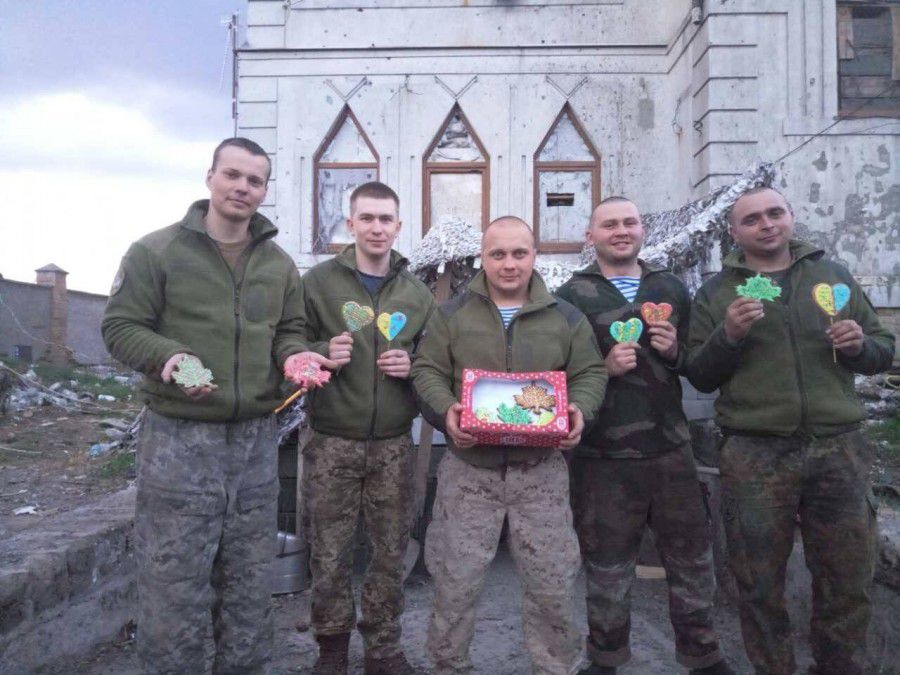 Напередодні Великодня калушани передали військовим гостинців із дому | Фото: Марія Паливода