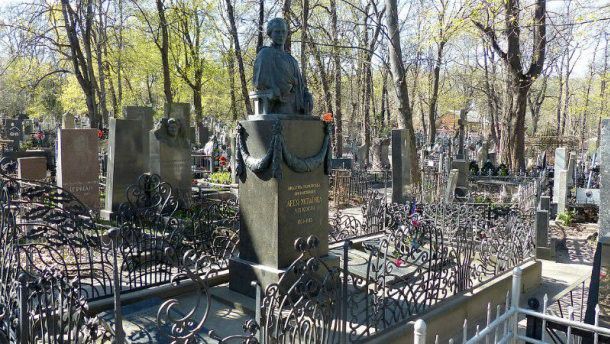 У 1939 році на могилі Лесі Українки, що на Байковому кладовищі, встановили надгробний бронзовий пам'ятник на граніт