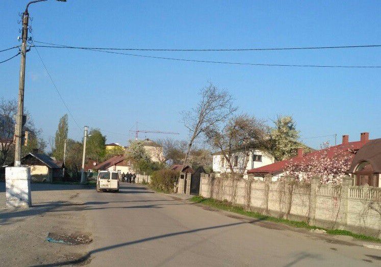 Нема знаку, нема &mdash; заборони. На вулиці Каракая побільшало транспорту | Фото: Володимир Кіндюх