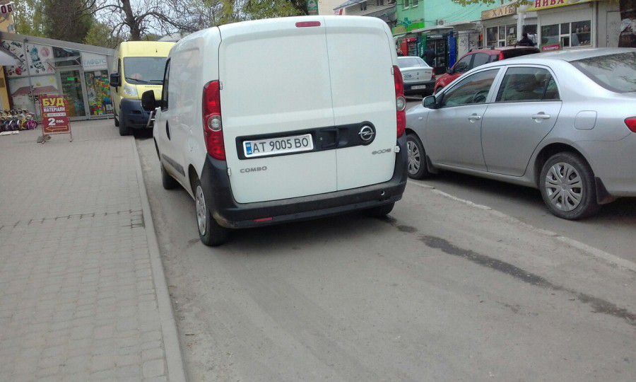 Так паркуються автомобілі у районі ринку на вулиці Дзвонарська | Фото: Калуський Формат