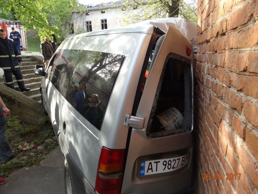 У Калуші таксі з пасажирами врізалося у житловий будинок