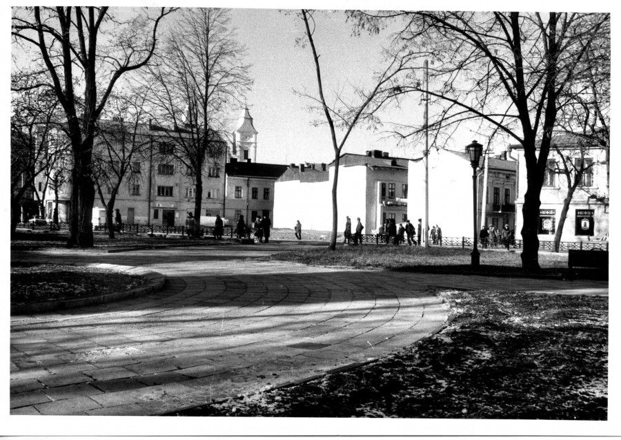 Площа Міцкевича 30 років тому. На світлинах Омеляна Левицького опинились ті будівлі, яких вже не існує