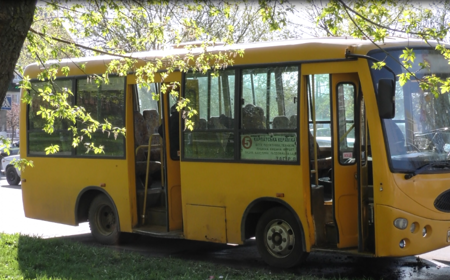 Водій автобуса, який стояв припаркованим на узбіччі на вулиці Пушкіна, заявив &laquo;Вікнам&raquo;, що пожежі не було. П