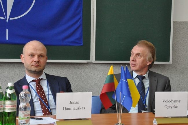 Участь у  форумі бере колишній міністр іноземних справ Укаїни Володимир Огризко