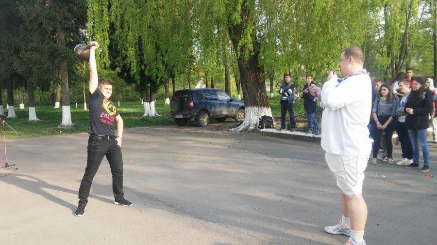 Хлопці мірялися силою у підійманні 16-кілограмової гирі, а дівчата визначали спритнішу у стрибанні на скакалці