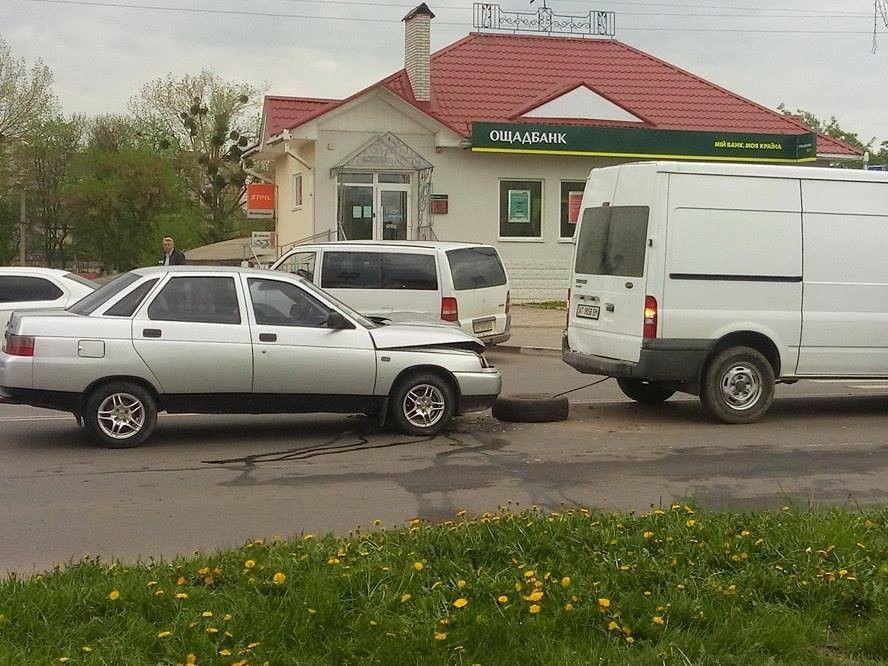 Автівка влетіла у Ford Transit | Фото: Тетяна Кіндюх