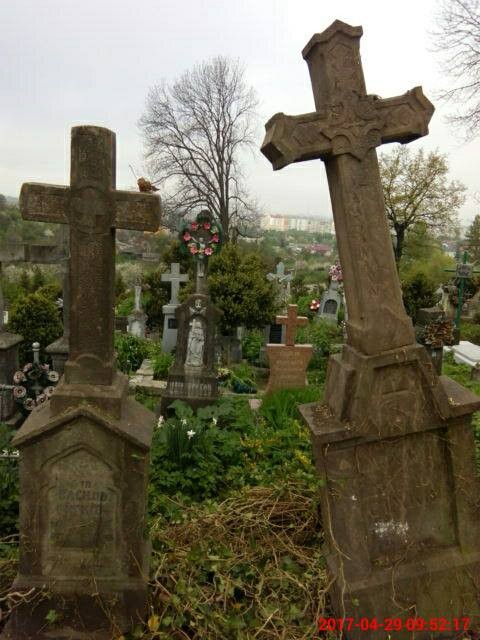 На старому цвинтарі Калуша є надгробки роботи відомих митців і скульпторів