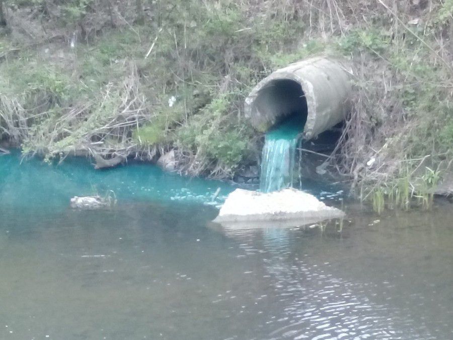 Такого кольору стоки йдуть просто у річку Сівку