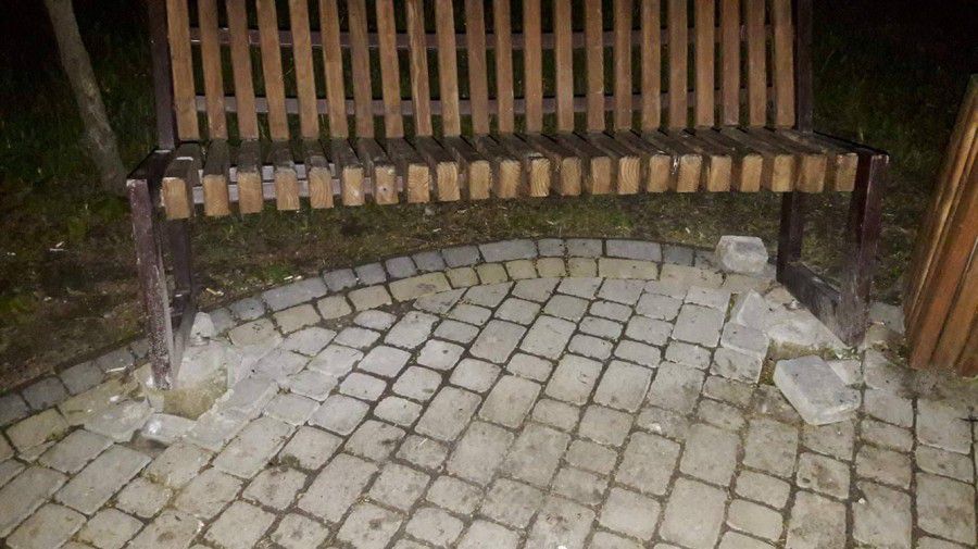 В Івано-Франківську вандали зламали дерев&rsquo;яні лавки | Фото: Руслан Марцінків