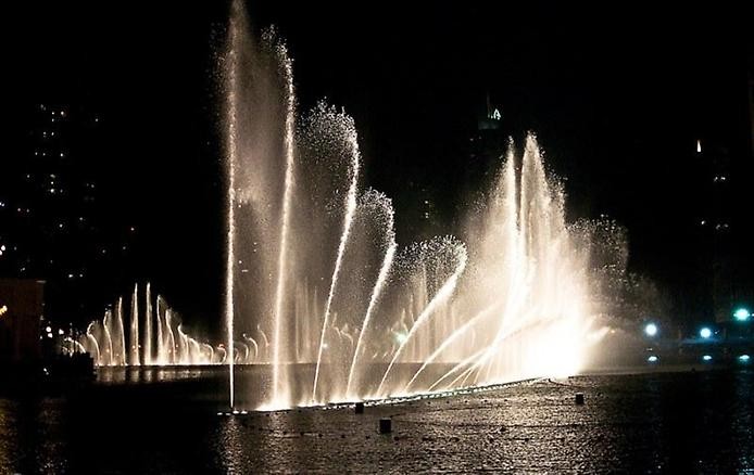 Ілюстрація. Фонтани на воді виглядають особливо вишукано.